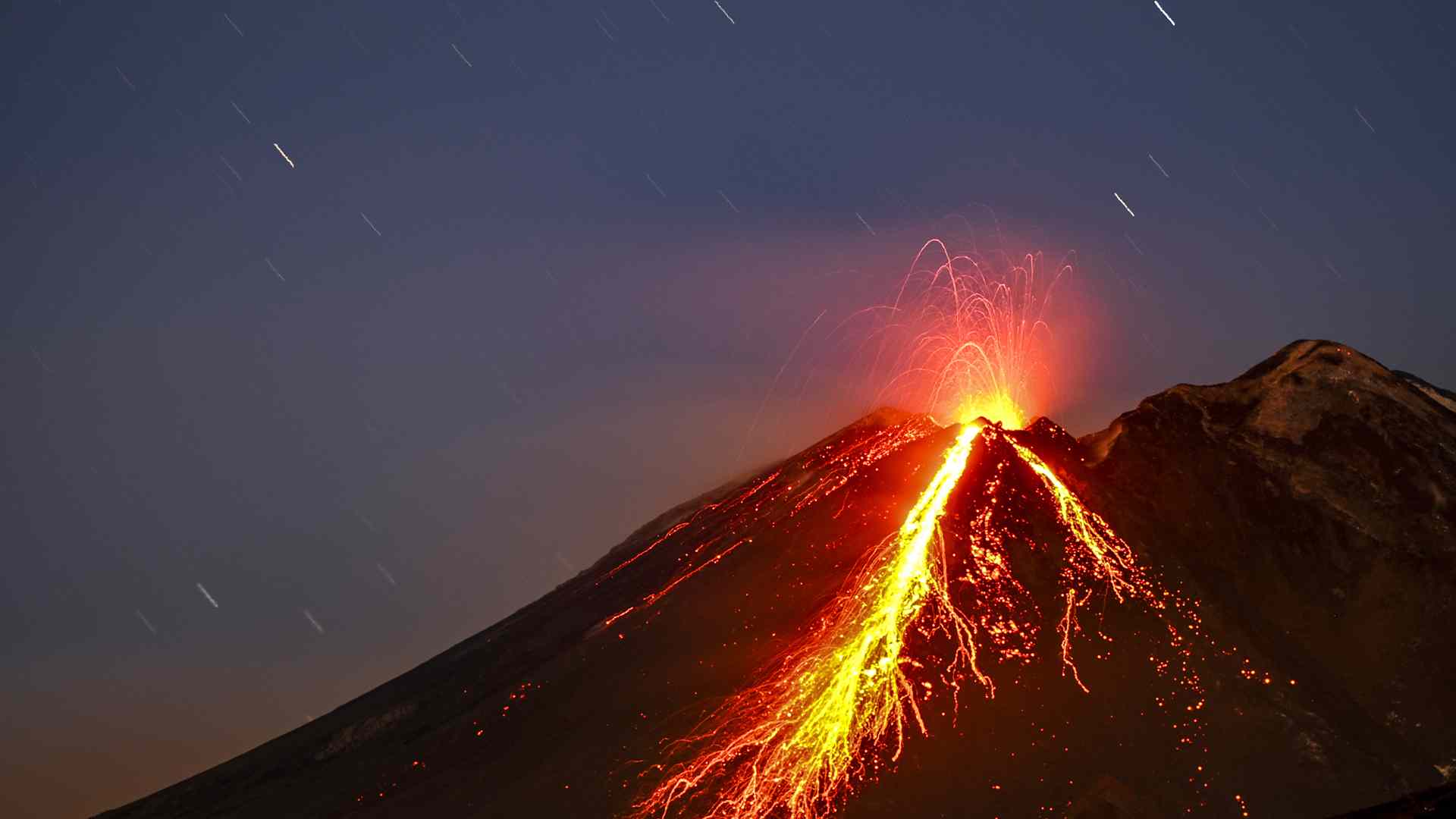 3 любых вулкана. Вулкан Этна. Извержение вулкана Этан. Извержение вулкана Этна в Италии. Этна Сицилия.