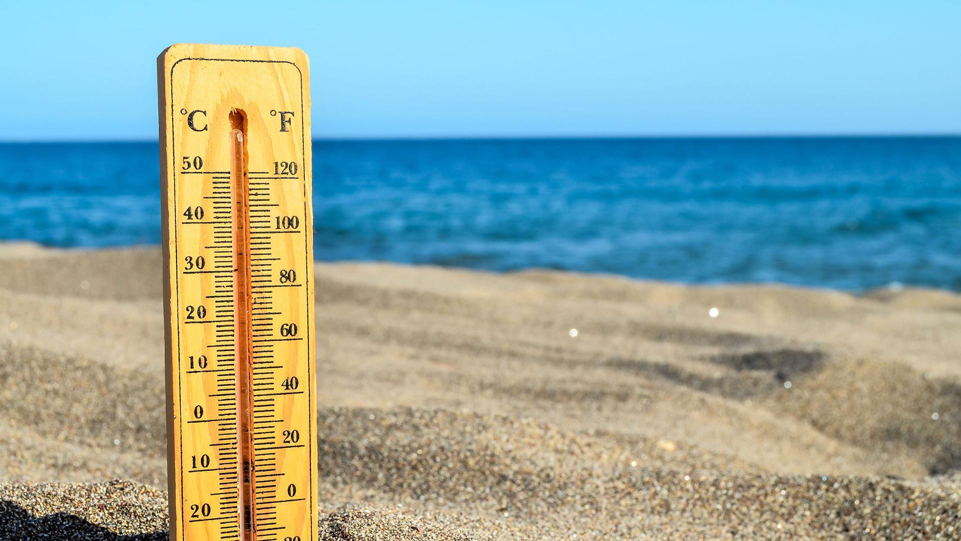 Лето 24 температура. Термометр на пляже. Градусник на пляже. Термометр лето. Термометр жара.