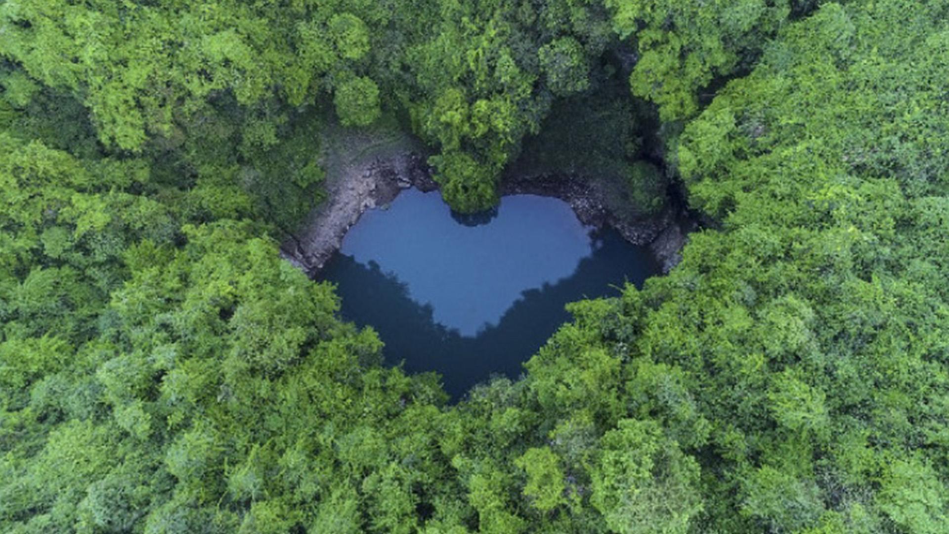 Озеро в форме сердца в Индии
