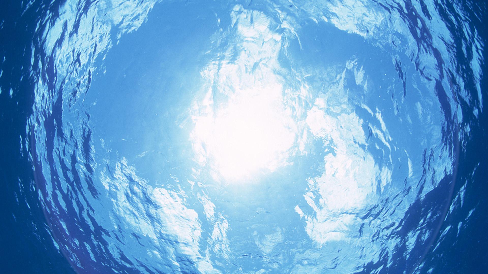 Поверхность воды снизу. Солнце под водой. Солнце из под воды. Вид из под воды. Поверхность из под воды.