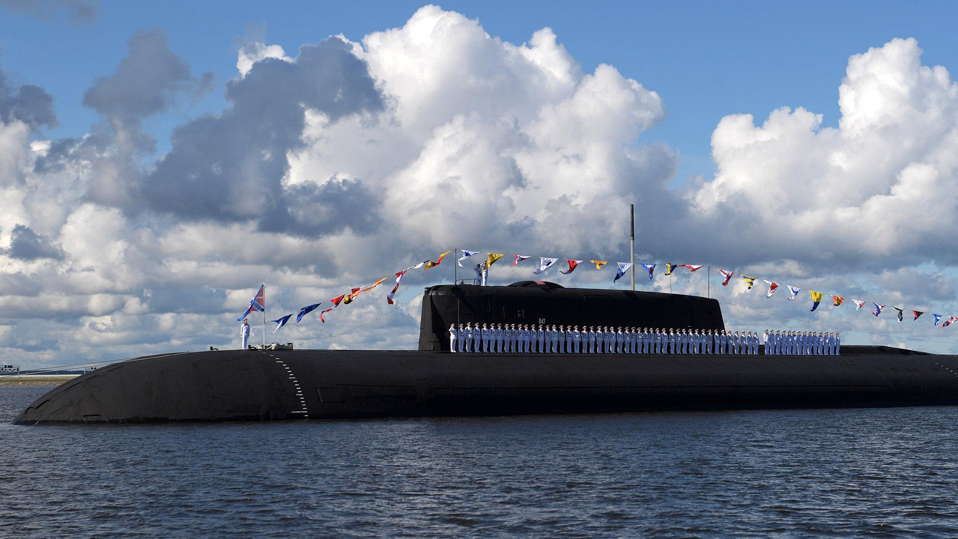 Кронштадт санкт петербург вмф. Подводная лодка на параде ВМФ. Атомная подводная лодка к-266 «Орел». Подводные лодки проекта 949а «Антей».