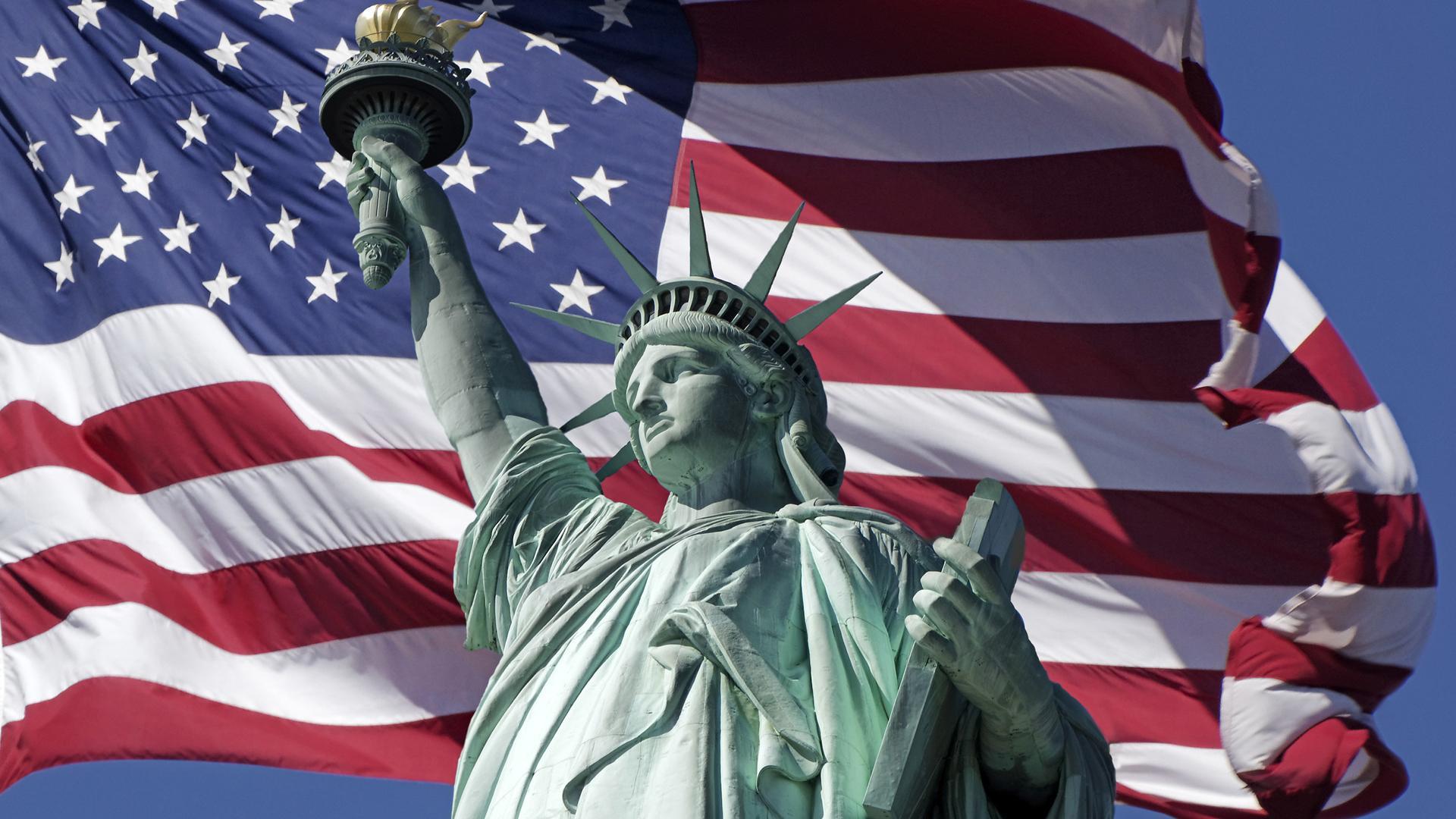 Флаг Америки и статуя свободы