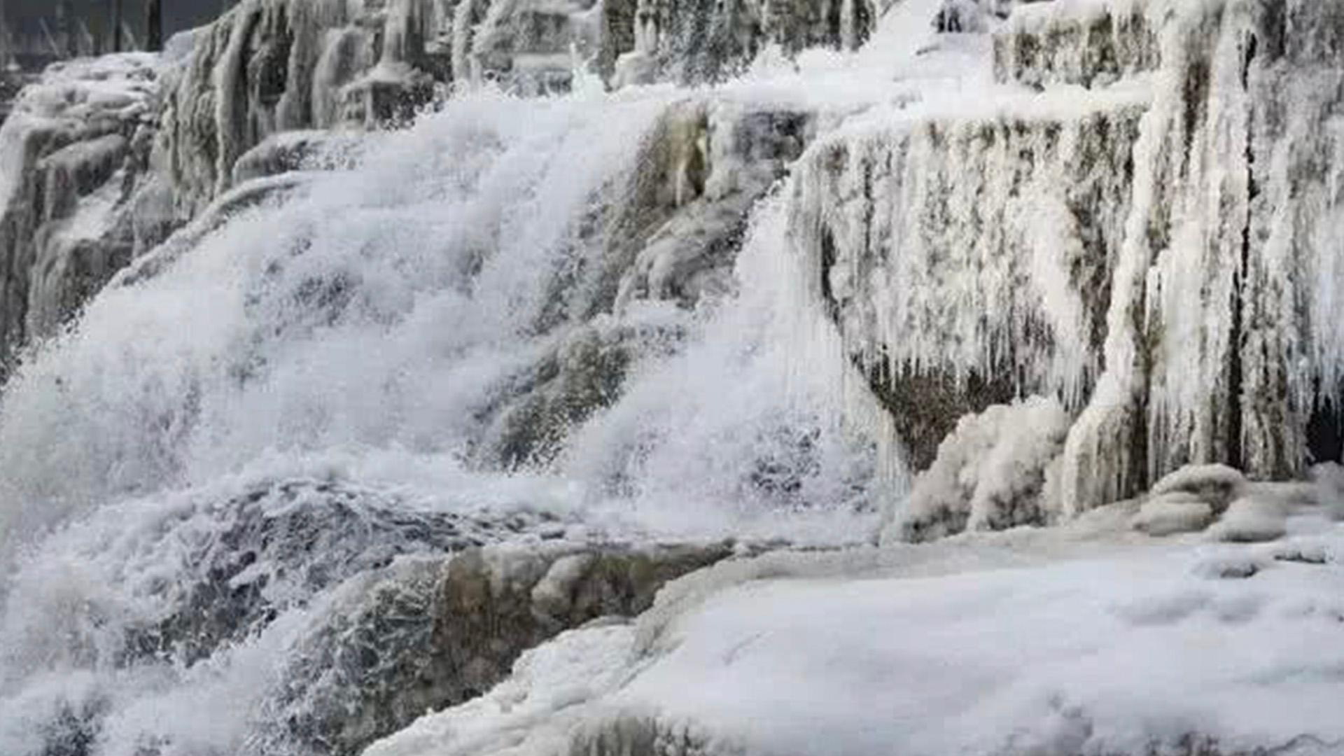 замерзший водопад в китае