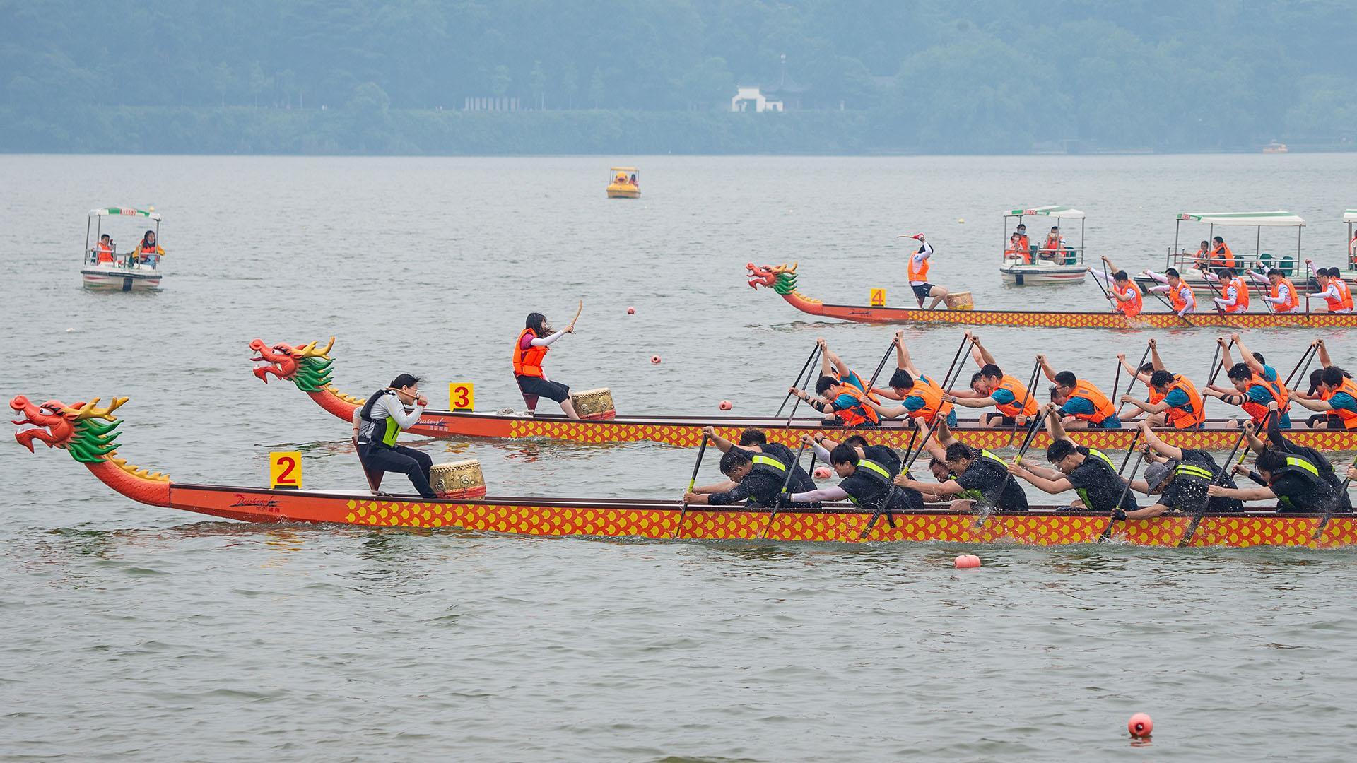 Dragon boat festival holiday. Дуаньу праздник драконьих лодок. Праздник дуаньу в Китае. Фестиваль драконьих лодок в Китае. Праздник драконьих лодок в Китае.