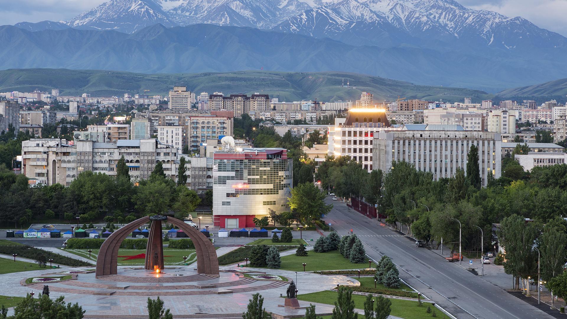Город бишкек. Киргизия Бишкек. Горы Бишкек площадь. Киргизия Бишкек панорама. Современный Бишкек.