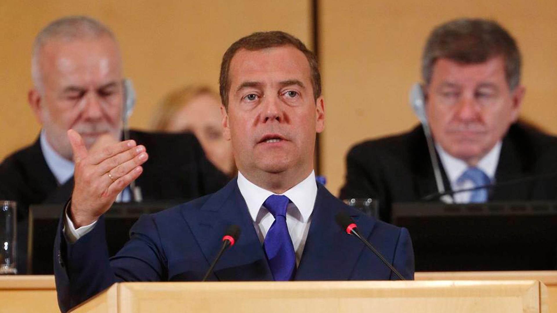 Правительство заботится о. Медведев в Женеве. Медведев 4 дневная рабочая неделя. Медведев предложил четырехдневную рабочую неделю.