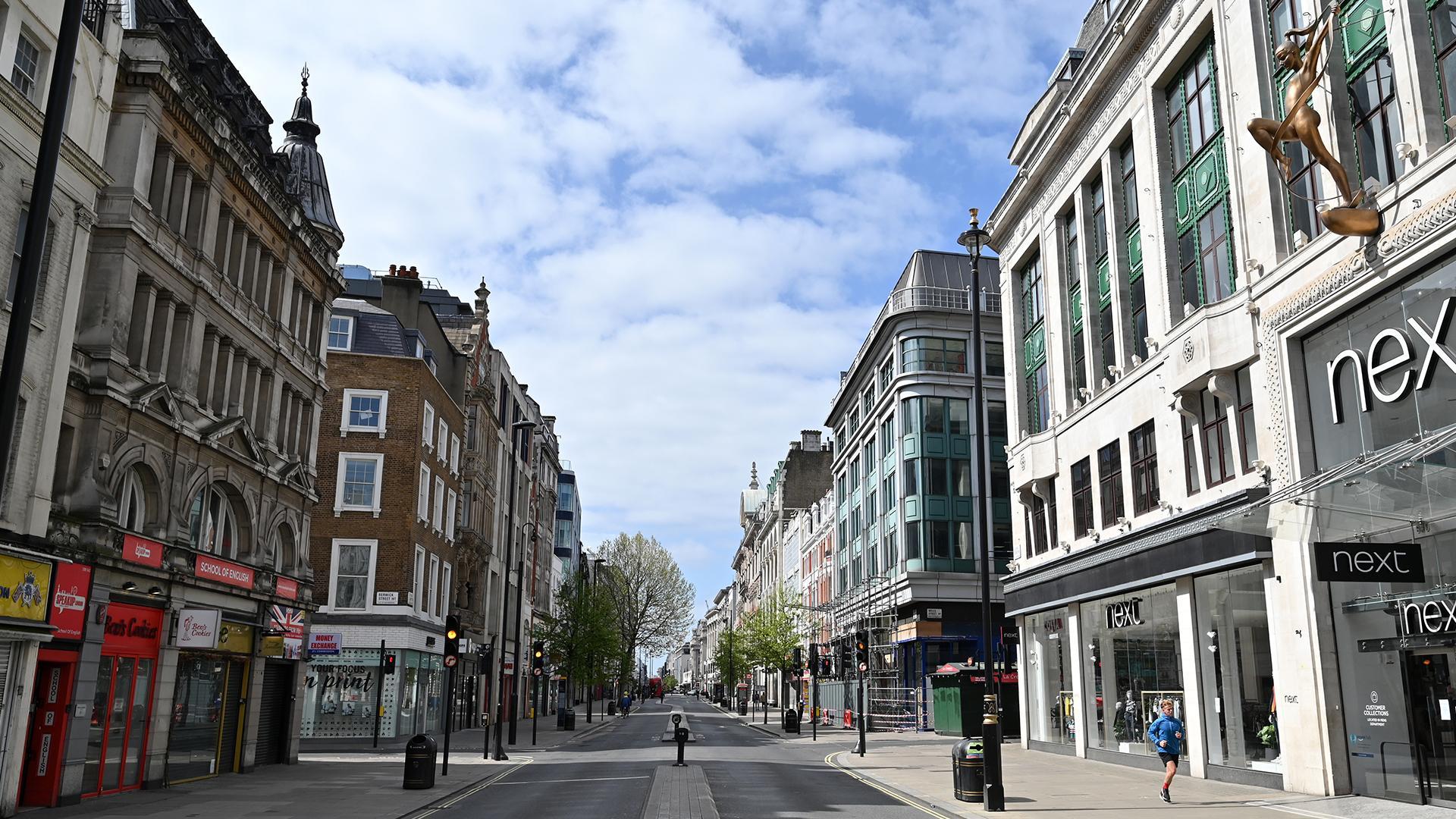 High street shop. Хай стрит Лондон. Оксфорд-стрит в Лондоне. Улица Англии Oxford Street. Вена Оксфорд стрит.