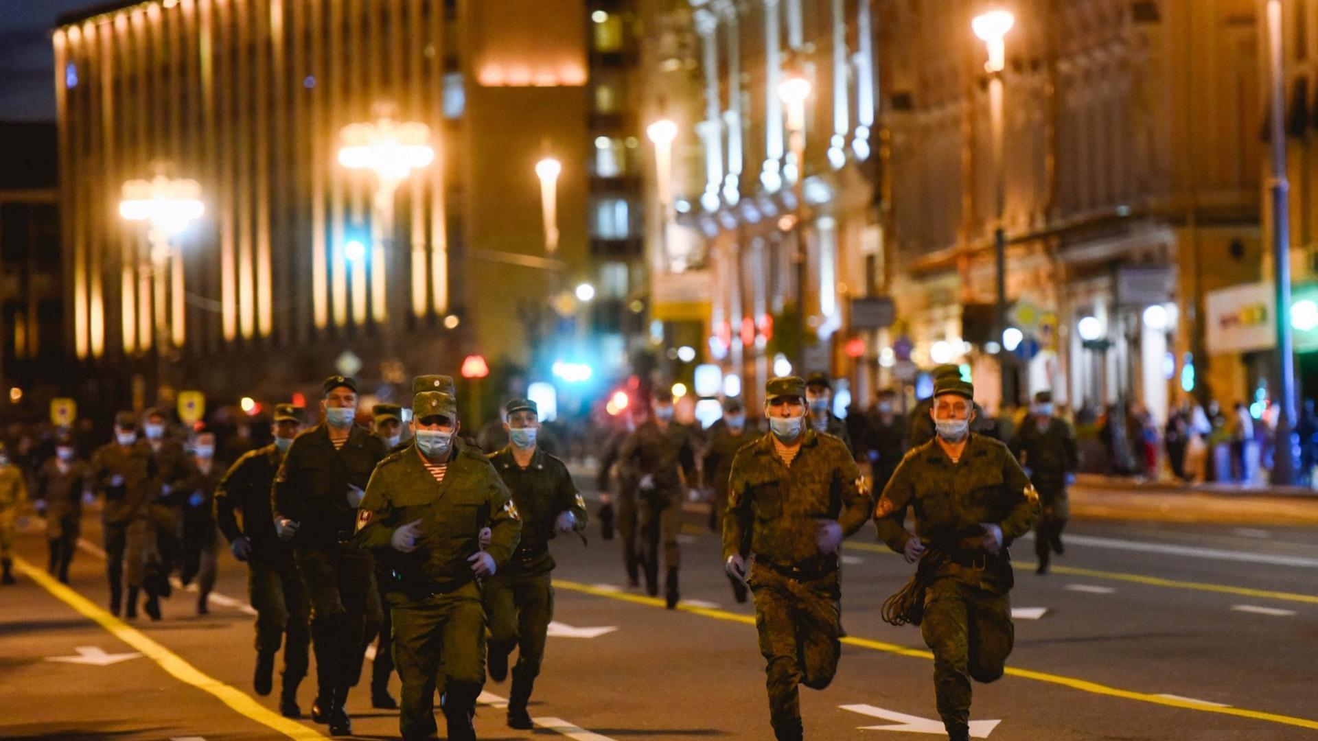 Night parade. Репетиция парада Победы 2020 Москва. Ночная репетиция парада Победы. Ночная репетиция парада 2020. Репетиция парада Москва Тверская 2021.