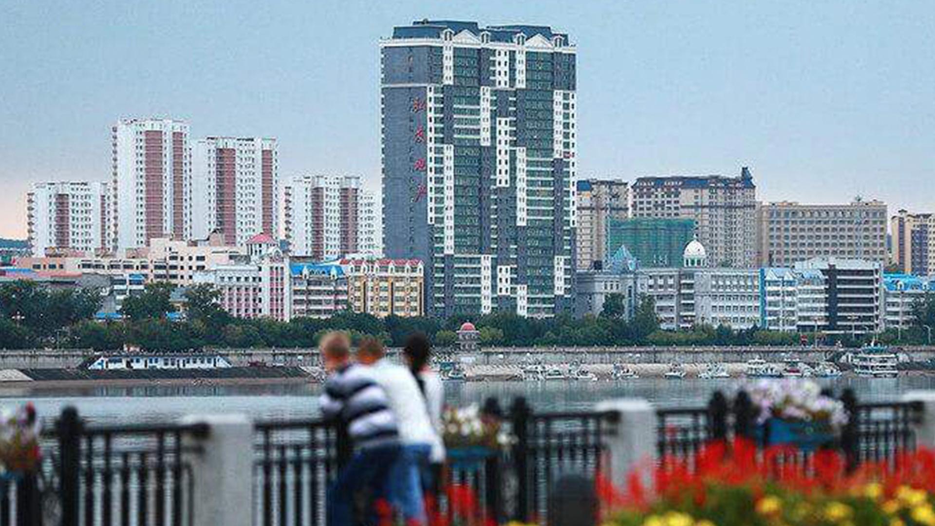 Город напротив. Благовещенск и Хэйхэ. Амур Благовещенск Хэйхэ. Набережная Амура Благовещенск Хэйхэ. Город Хэйхэ Китай и Благовещенск.