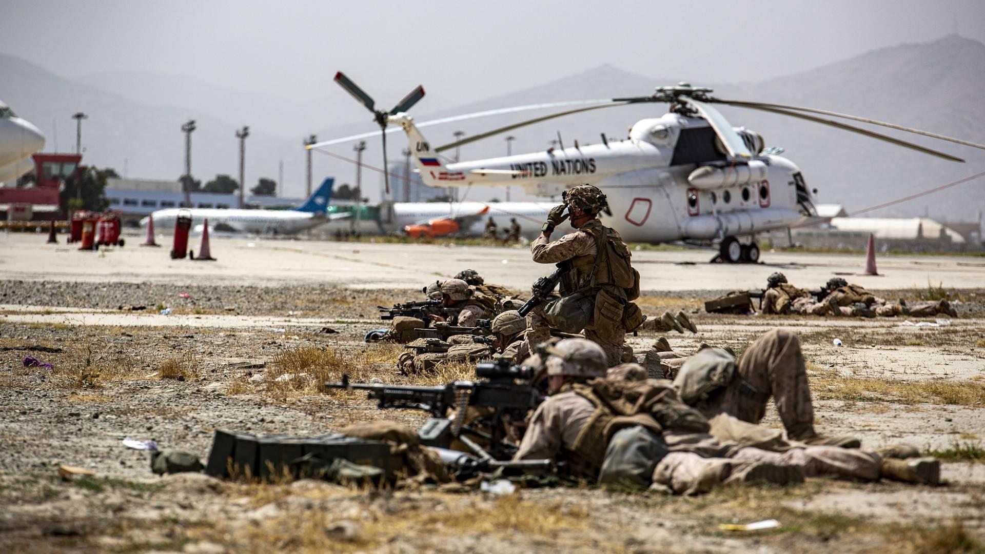 Американские военные афганистан. Афганистан аэропорт Кабул. Талибан Кабул аэропорт. Кабульский аэродром в афганской войне.