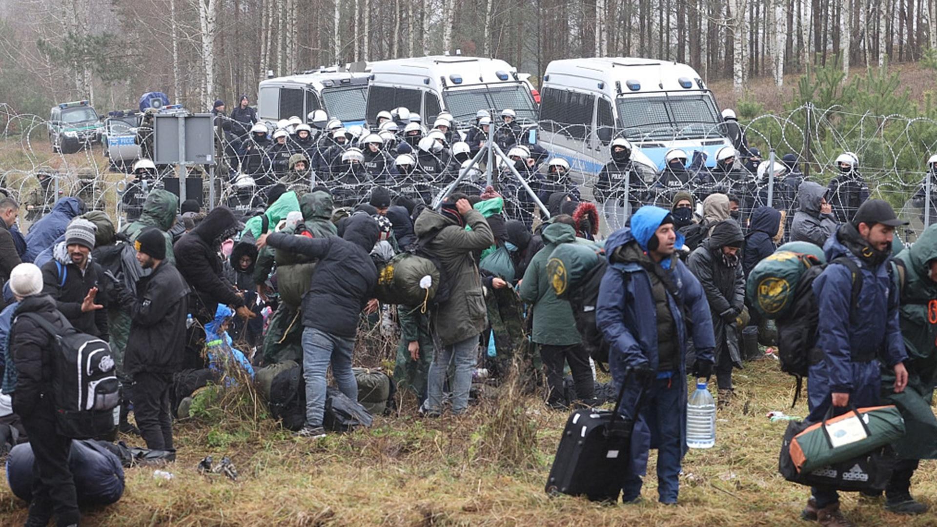 Границы белоруссии сегодня новости последние. Польская граница с Белоруссией мигранты. Беженцы на белорусско-польской границе сейчас. Беженцы в Беларуси. Мигранты на границе Беларуси.