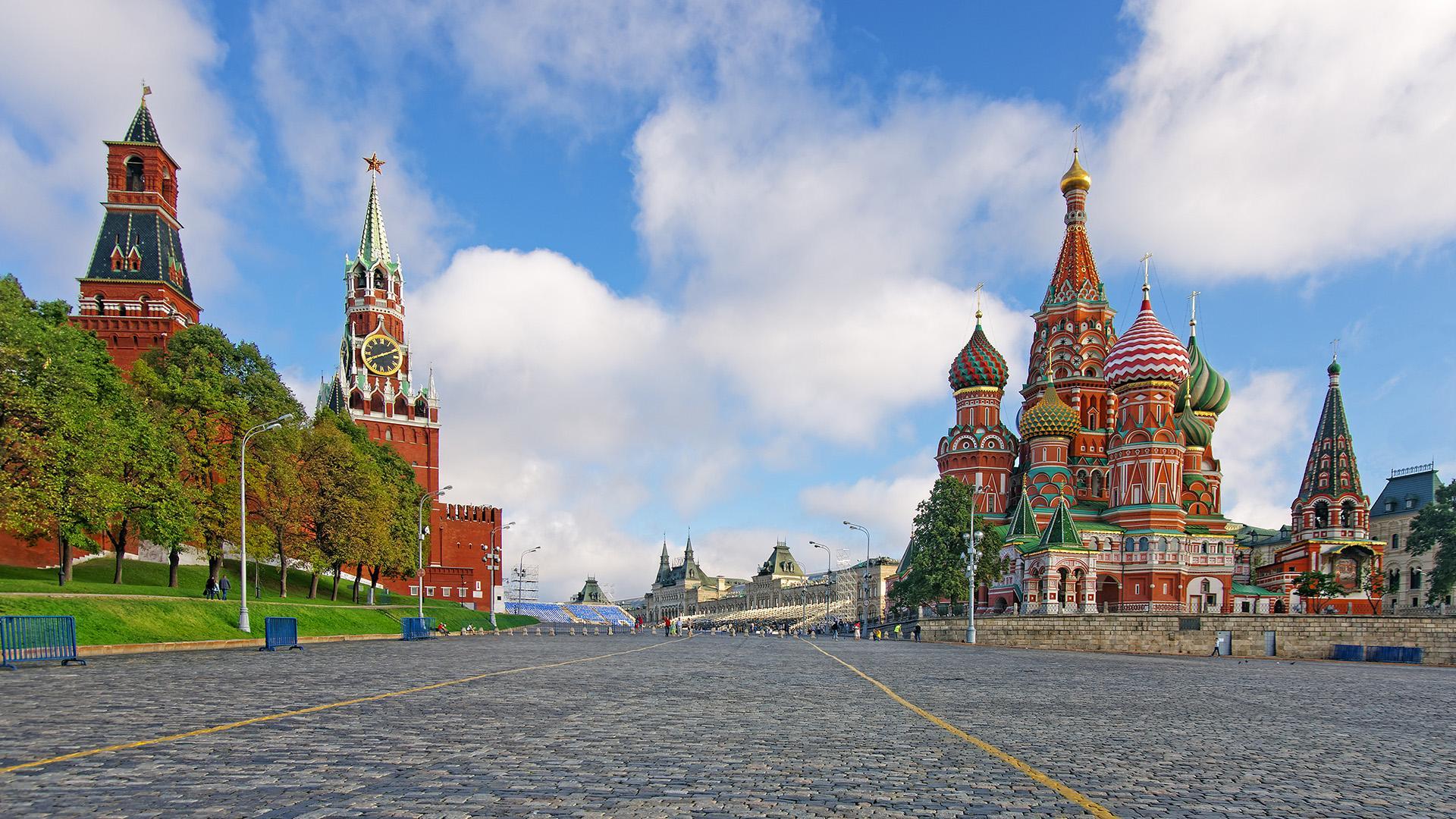 Экскурсия по красному кремлю. Moscow Kreml and Red Square. Фото Кремля и храма Василия Блаженного. Красная площадь весной.