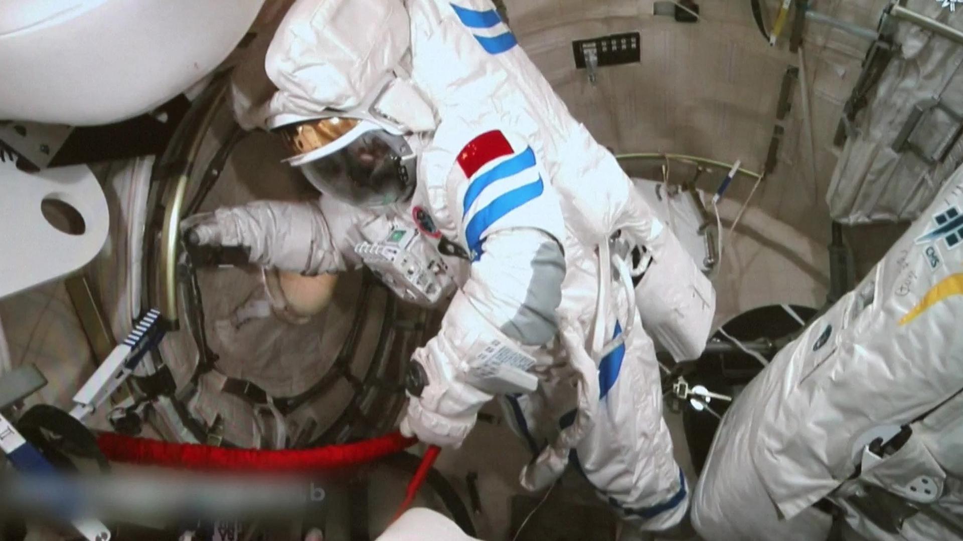 Астронавт вышел в открытый. Выход Леонова в открытый космос. Shenzhou 14 Crew. Скафандр Космонавта Орлан.